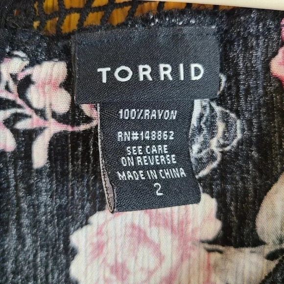 Torrid black floral gauze crochet sleeveless top - Picture 6 of 7